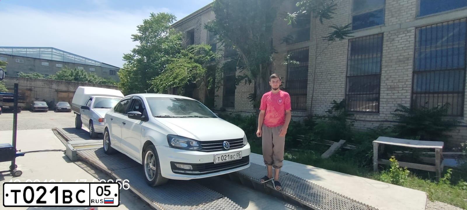 Фото автомобиля VOLKSWAGEN POLO, 2014 — госномер У803КО05. Цвет: БЕЛЫЙ-ЖЕЛТЫЙ