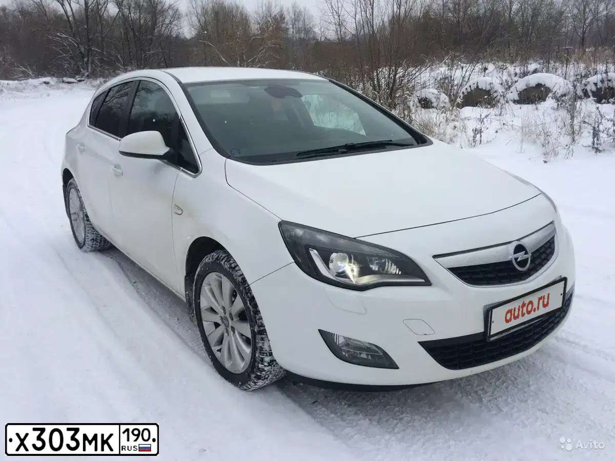 Фото автомобиля OPEL ASTRA, 2010 — госномер В758РМ62. Цвет: Белый