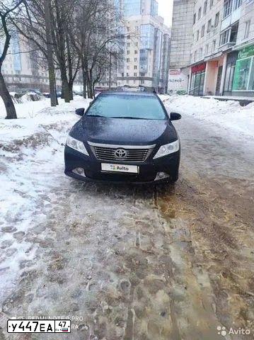 Фото автомобиля TOYOTA CAMRY, 2013 — госномер Х447УЕ47. Цвет: ЧЕРНЫЙ МЕТАЛЛИК