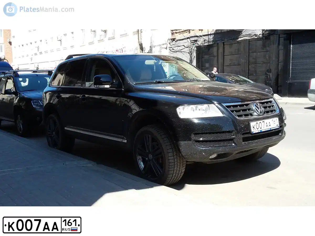 Фото автомобиля VOLKSWAGEN TOUAREG, 2004 — госномер К007АА161. Цвет: черный