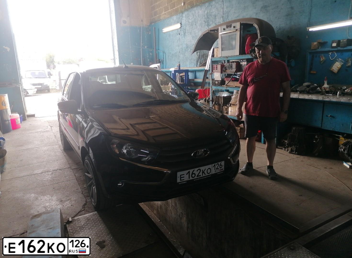 Фото автомобиля LADA 2190 GRANTA, 2019 — госномер Н313УО126. Цвет: ЧЕРНЫЙ