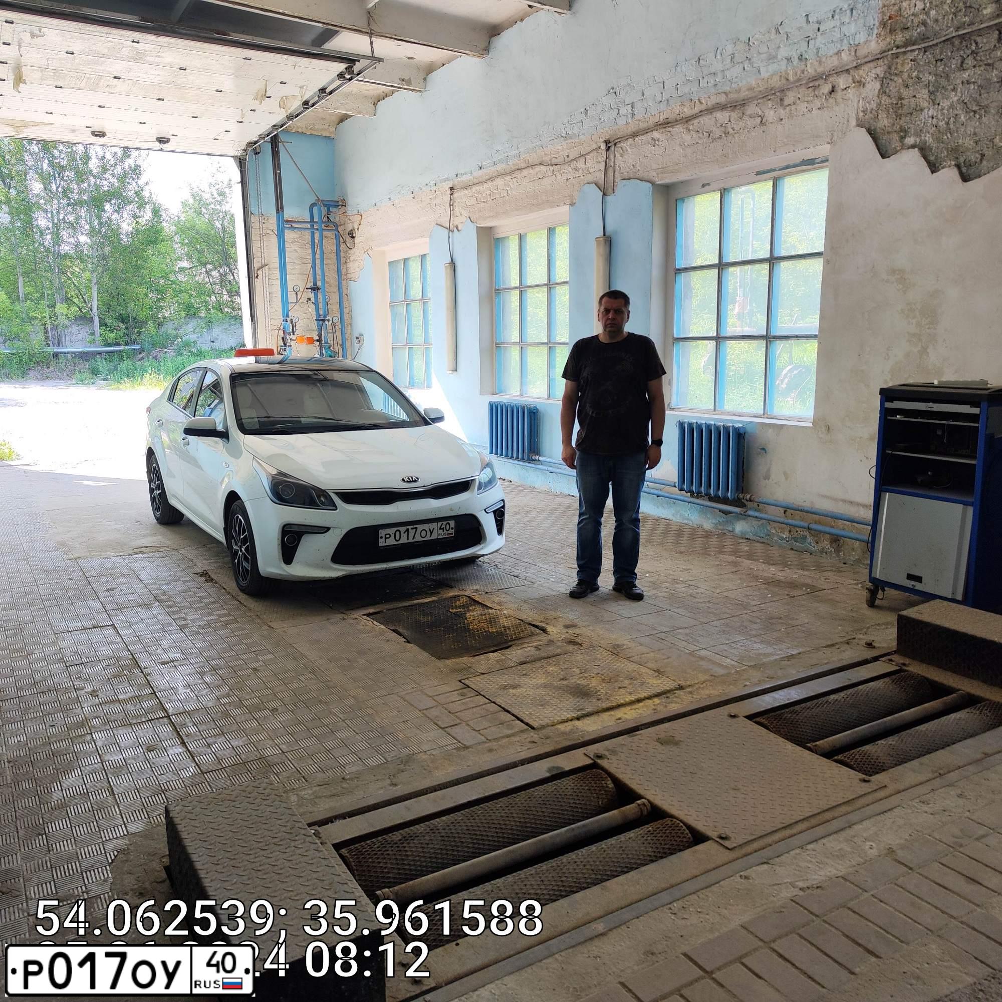 Фото автомобиля KIA RIO, 2018 — госномер Р017ОУ40. Цвет: Белый