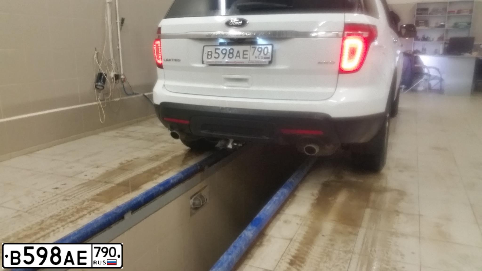Фото автомобиля FORD EXPLORER, 2013 — госномер Н221АК250. Цвет: Белый