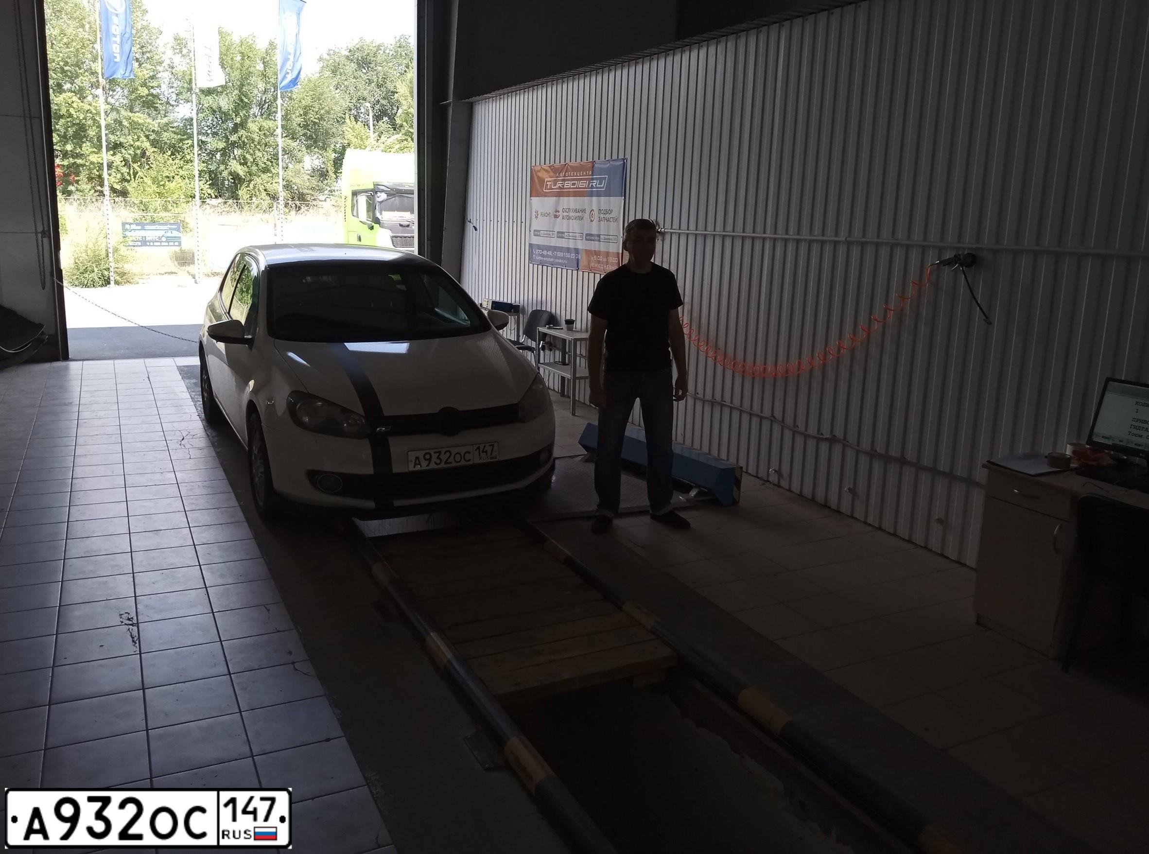 Фото автомобиля VOLKSWAGEN GOLF, 2011 — госномер Е761НС761. Цвет: Белый