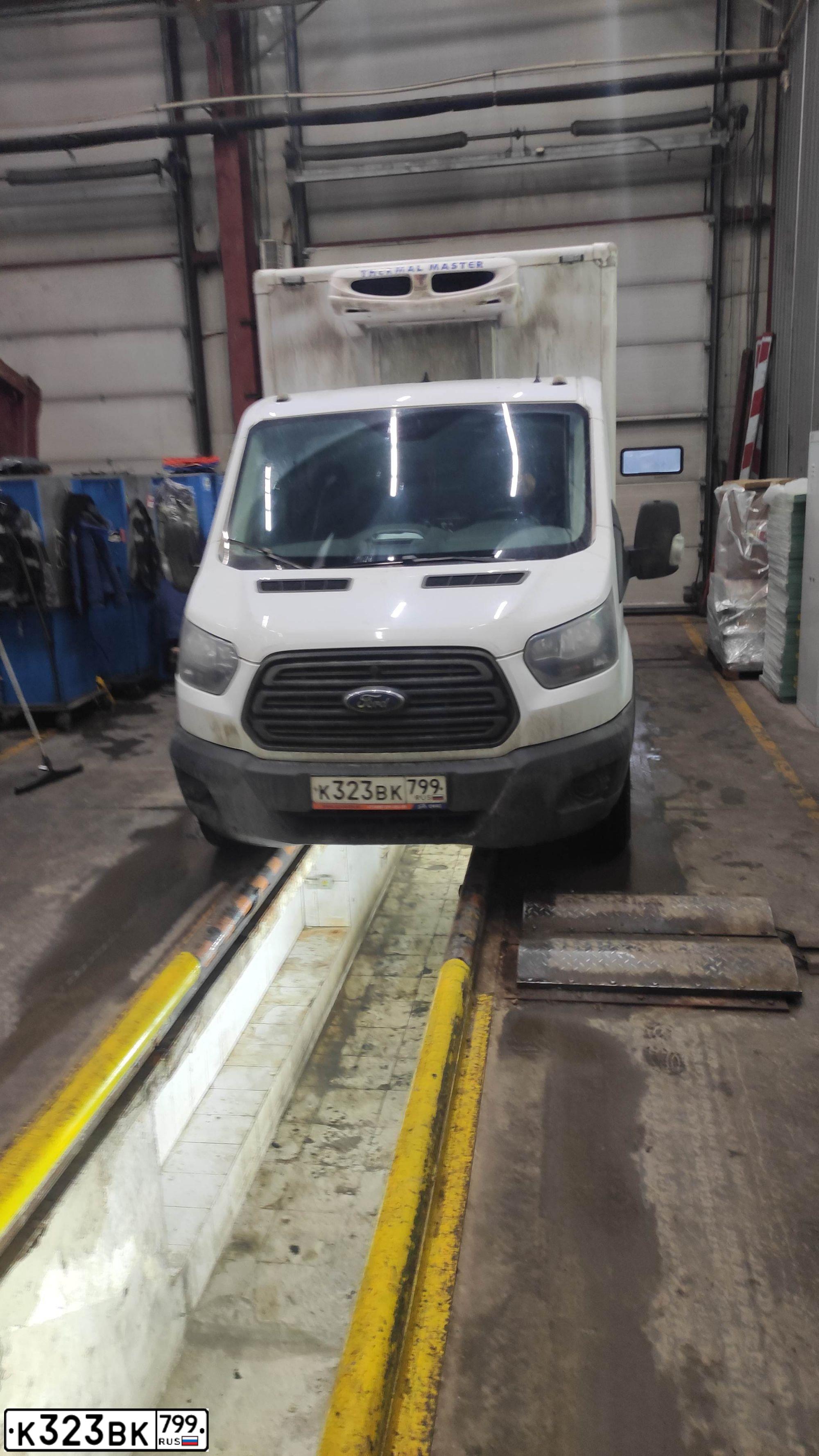 Фото автомобиля FORD TRANSIT, 2017 — госномер К323ВК799. Цвет: Белый