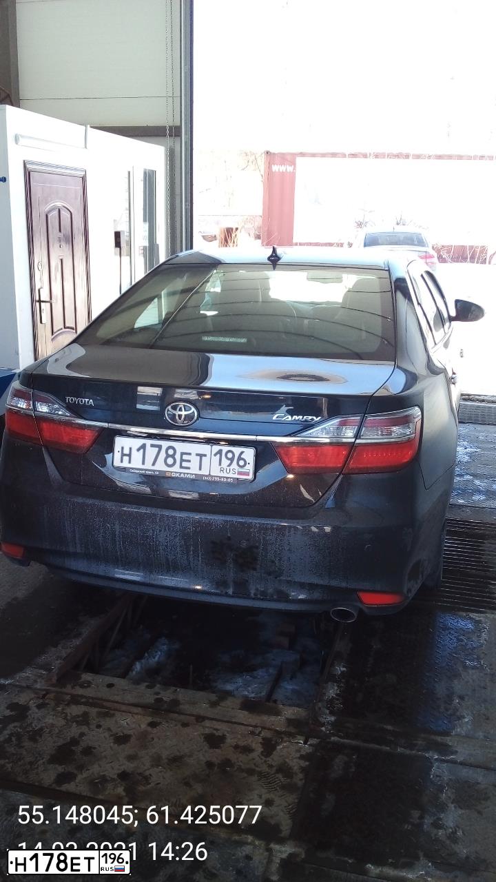 Фото автомобиля TOYOTA CAMRY, 2017 — госномер Е444РУ196. Цвет: ЧЕРНЫЙ МЕТАЛЛИК
