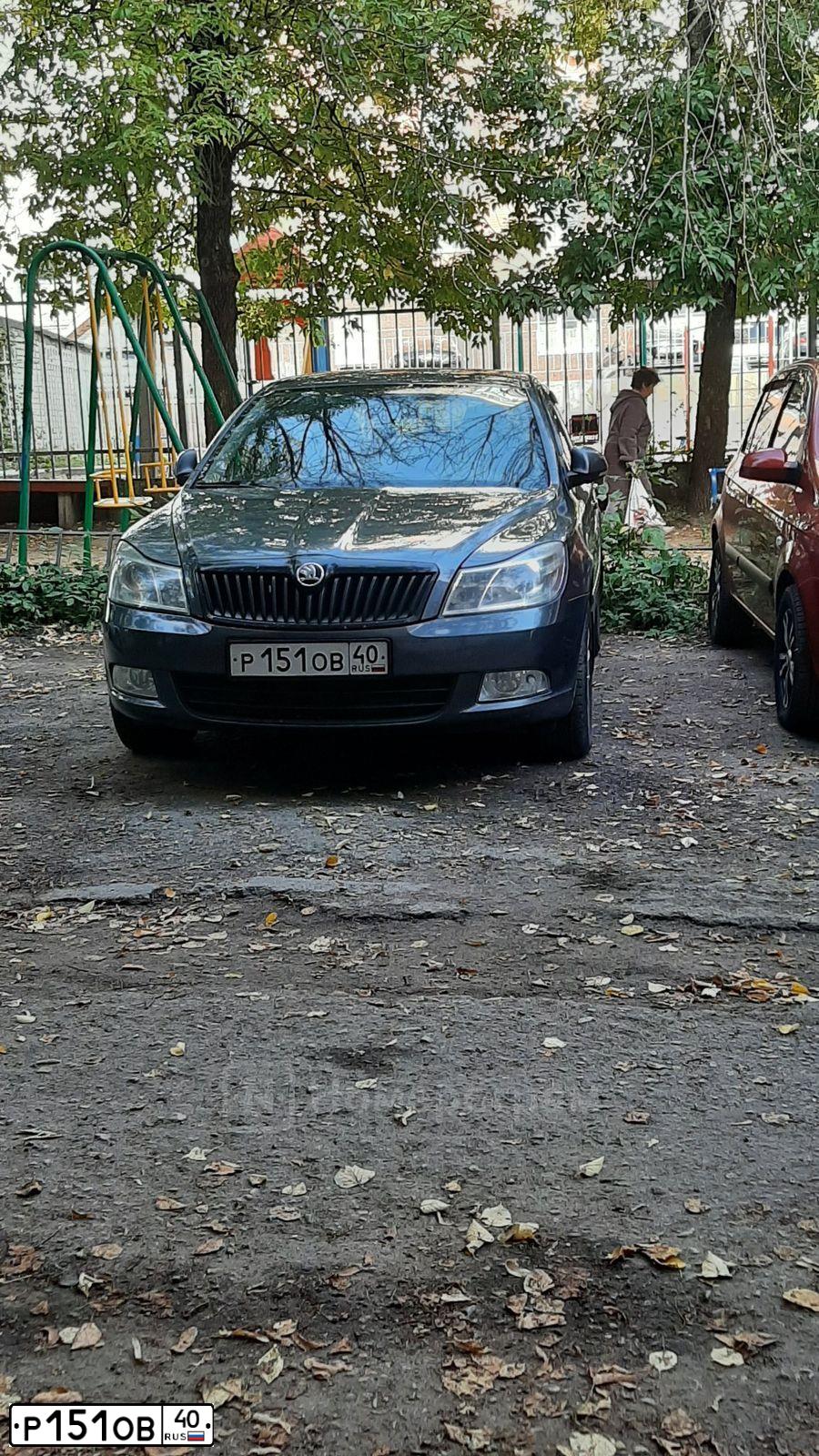 Фото автомобиля SKODA OCTAVIA, 2010 — госномер Р151ОВ40. Цвет: ТЕМНО-СЕРЫЙ