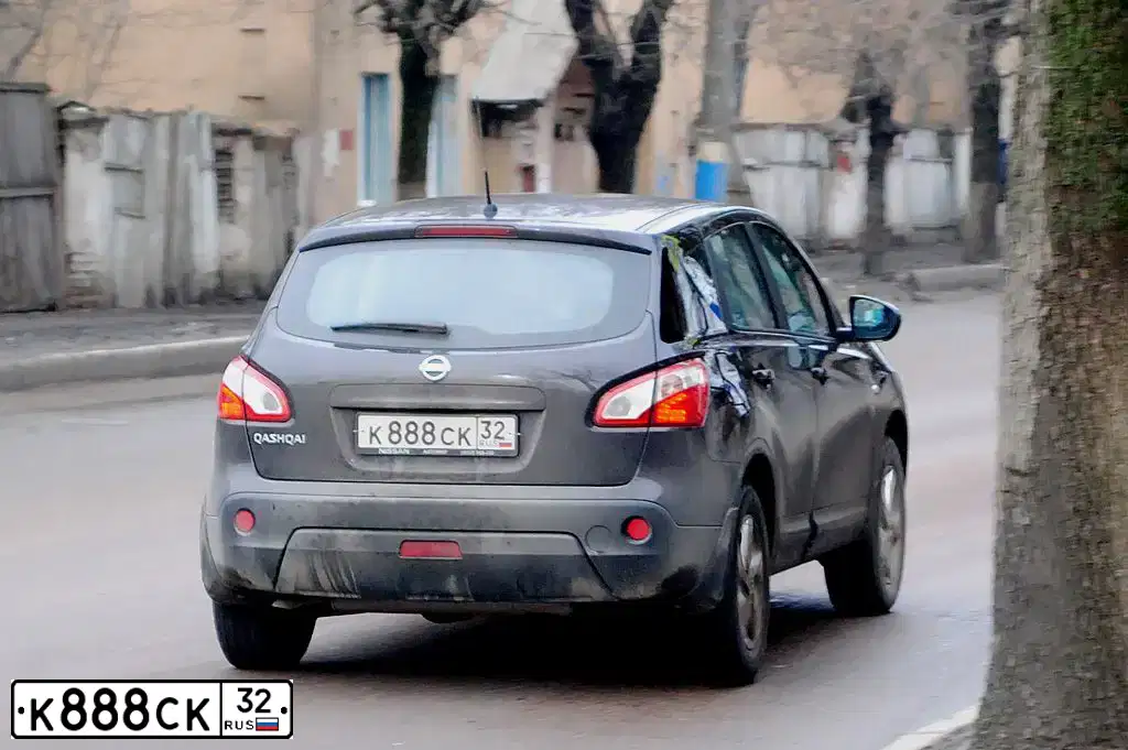 Фото автомобиля NISSAN QASHQAI, 2013 — госномер К888СК32. Цвет: ФИОЛЕТОВЫЙ