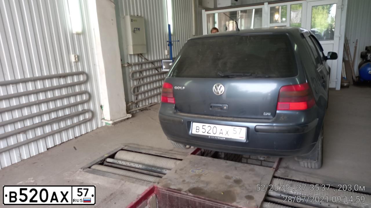 Фото автомобиля VOLKSWAGEN GOLF, 2000 — госномер В520АХ57. Цвет: Белый