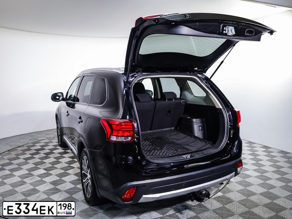Фото автомобиля MITSUBISHI OUTLANDER, 2018 — госномер Е334ЕК198. Цвет: ЧЕРНЫЙ