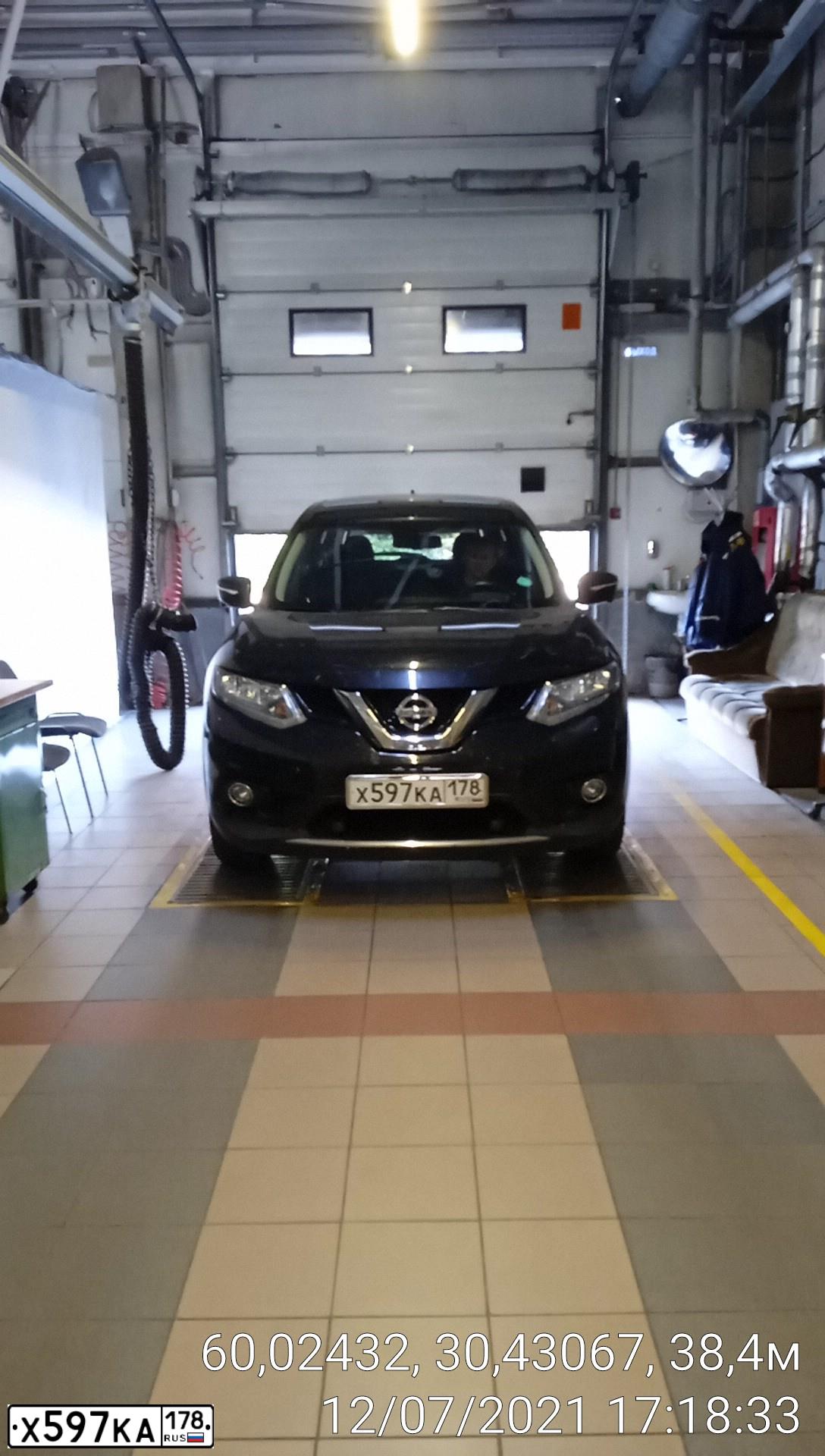 Фото автомобиля NISSAN X-TRAIL, 2017 — госномер Х597КА178. Цвет: ЧЕРНЫЙ