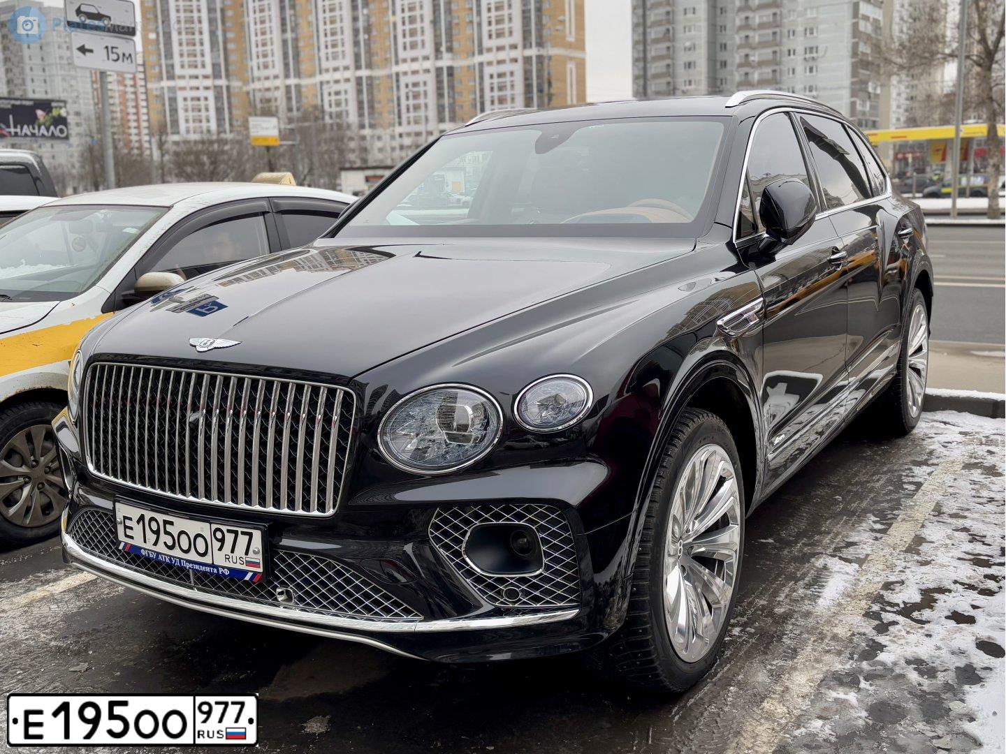 Фото автомобиля Bentley BENTLEY BENTAYGA, 2024 — госномер Е195ОО977. Цвет: ЧЕРНЫЙ
