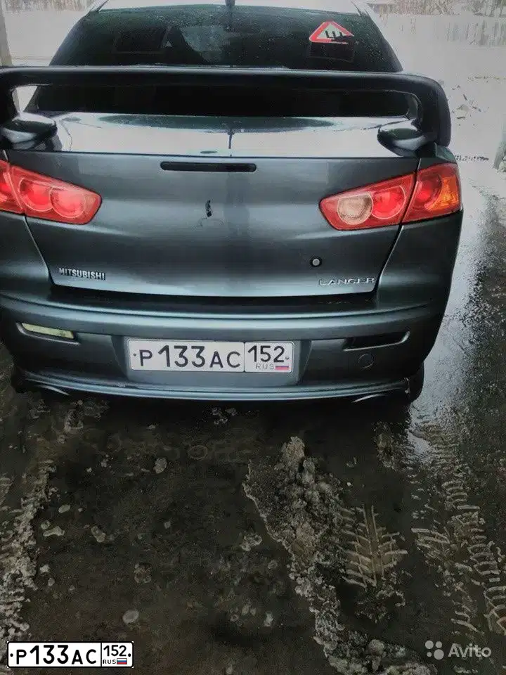 Фото автомобиля MITSUBISHI LANCER, 2008 — госномер В100ХМ64. Цвет: СЕРЫЙ