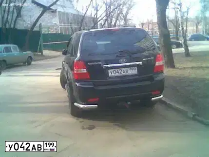 Фото автомобиля KIA SORENTO, 2007 — госномер У042АВ199. Цвет: ЧЕРНЫЙ