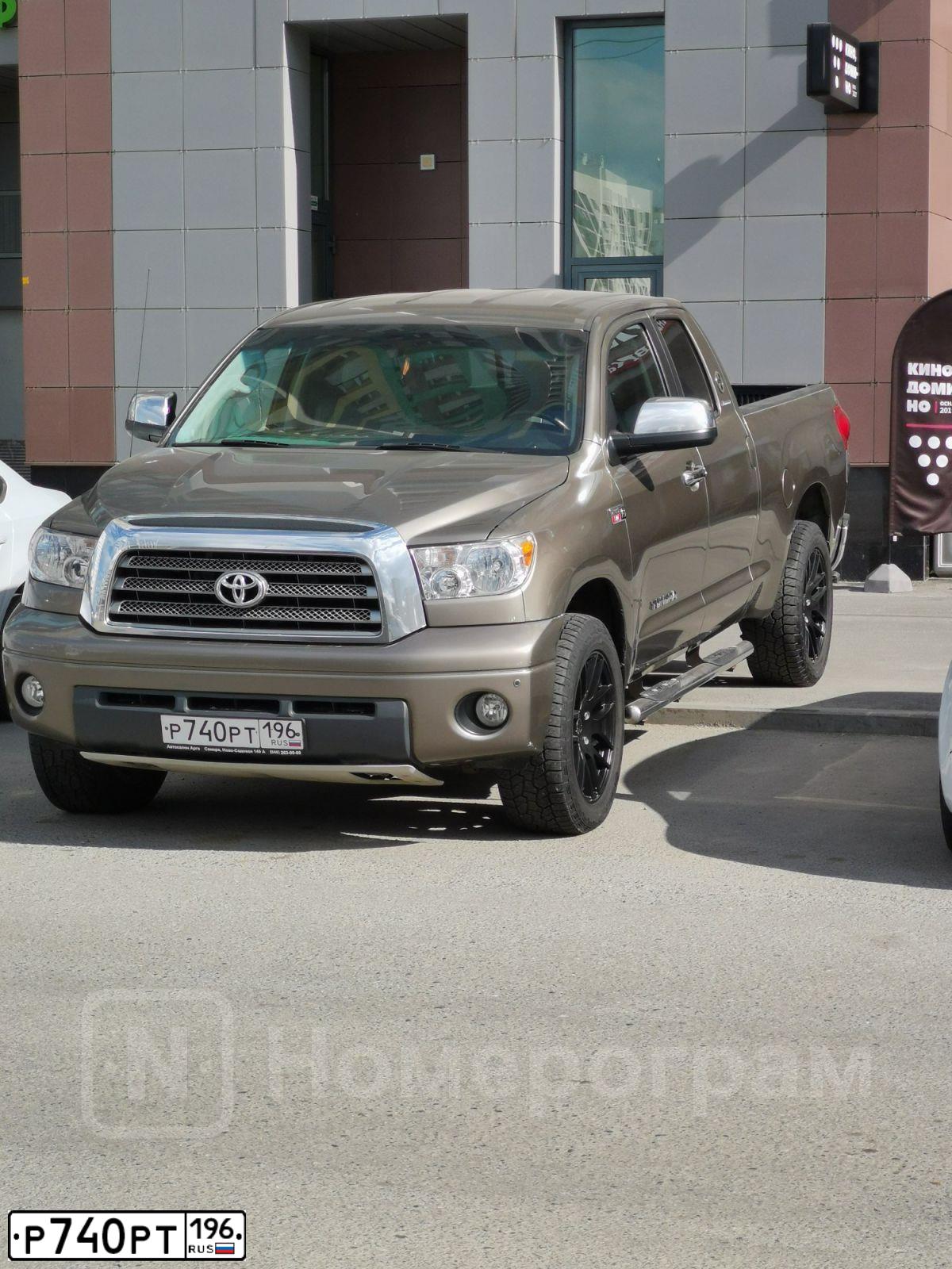 Фото автомобиля TOYOTA TUNDRA, 2007 — госномер У220КВ178. Цвет: СЕРО-БЕЖЕВЫЙ
