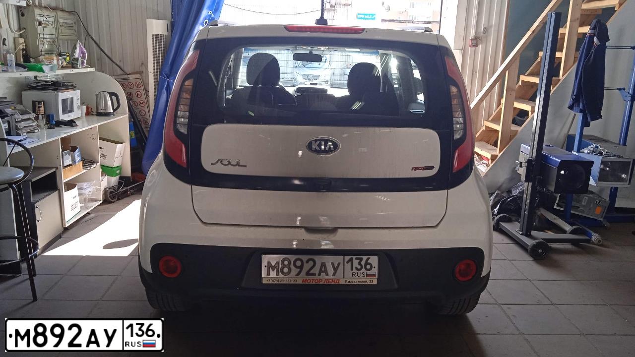 Фото автомобиля KIA SOUL, 2017 — госномер М892АУ136. Цвет: Белый