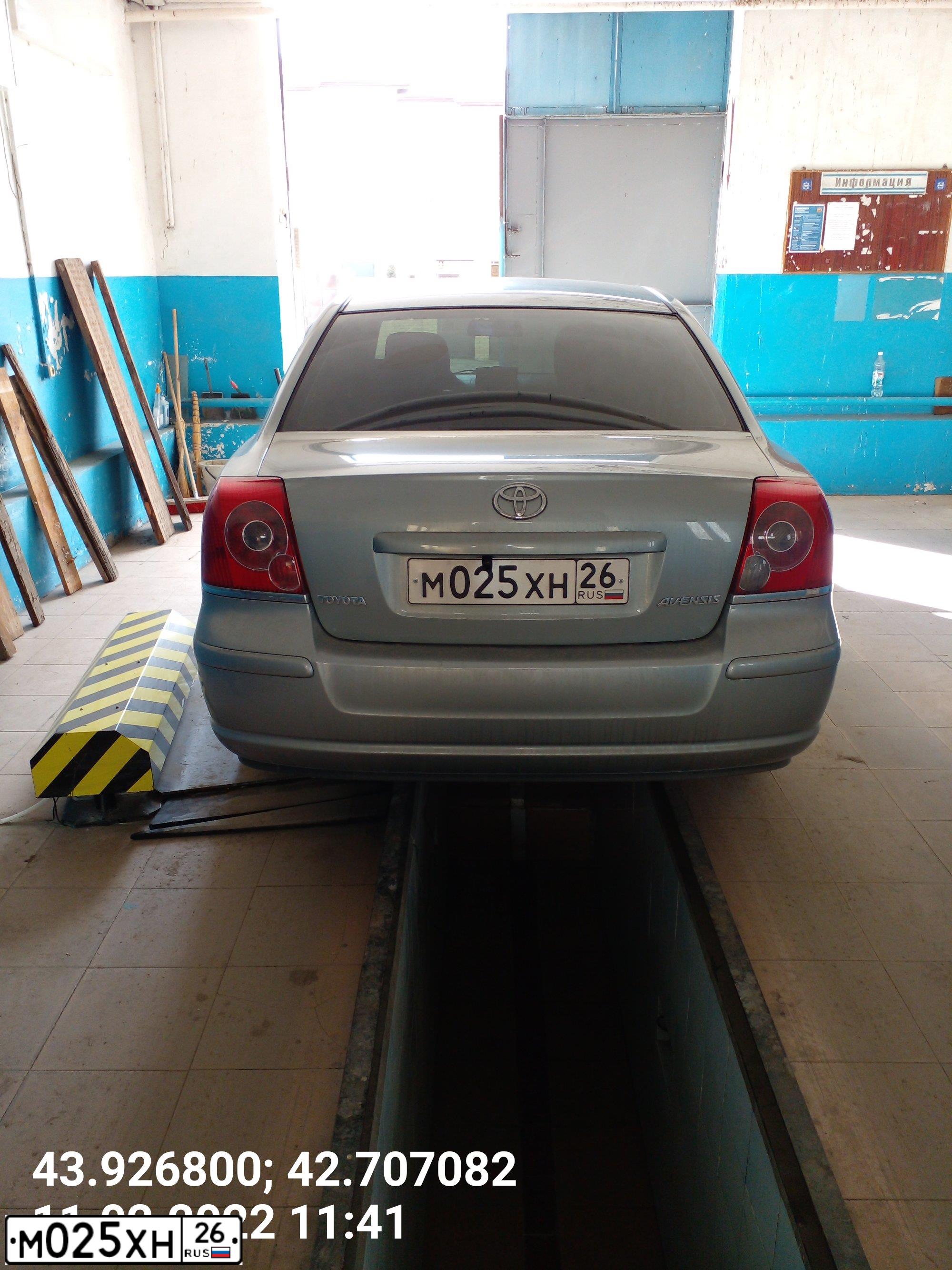 Фото автомобиля TOYOTA AVENSIS, 2007 — госномер М025ХН26. Цвет: СЕРЕБРИСТЫЙ