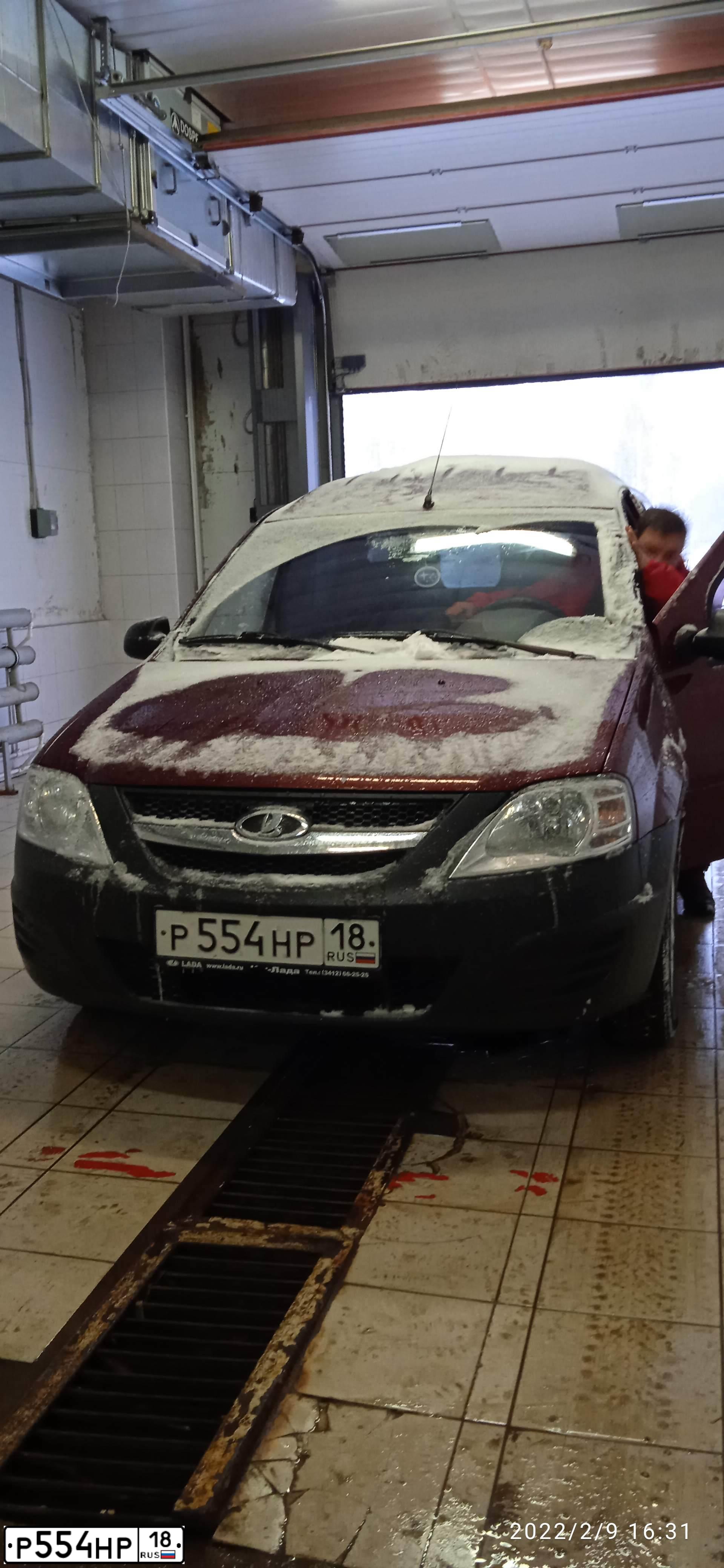 Фото автомобиля LADA LARGUS, 2015 — госномер В785ХТ18. Цвет: Красный