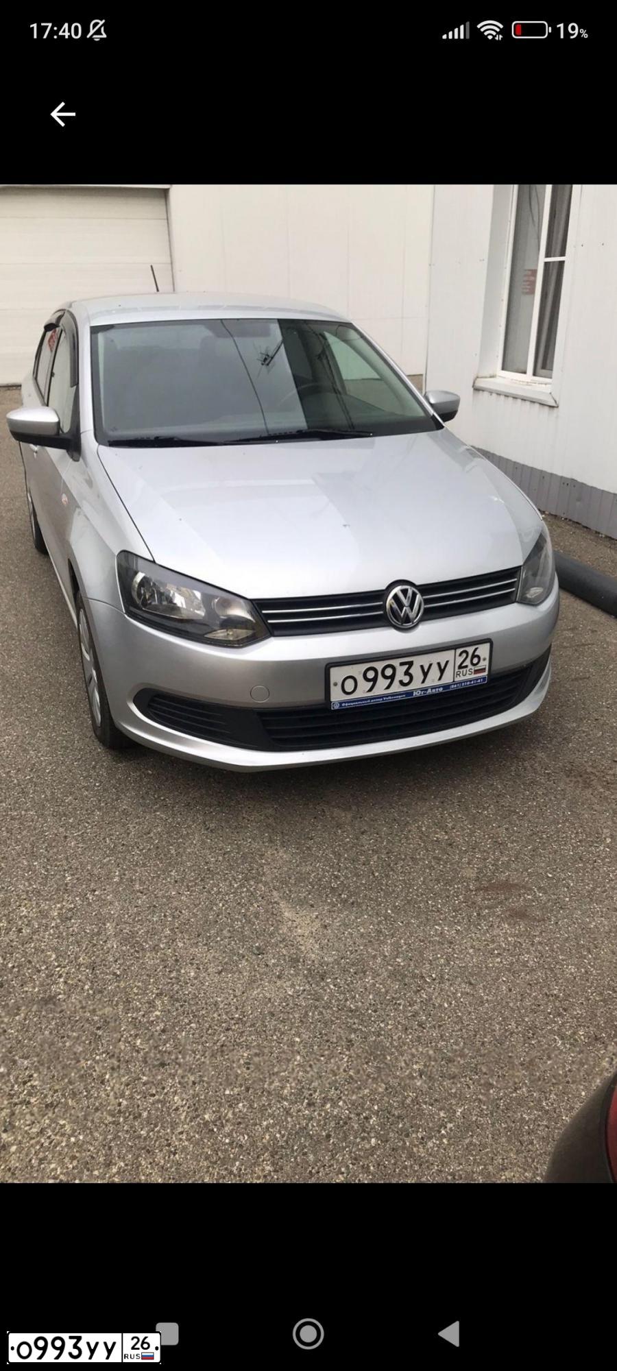Фото автомобиля VOLKSWAGEN POLO, 2011 — госномер О993УУ26. Цвет: Серебристый