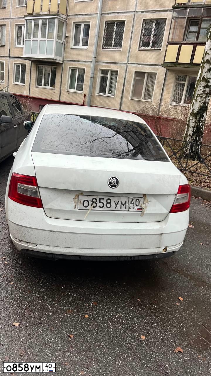 Фото автомобиля SKODA OCTAVIA, 2015 — госномер О858УМ40. Цвет: БЕЛЫЙ ЖЕЛТЫЙ СЕРЫЙ
