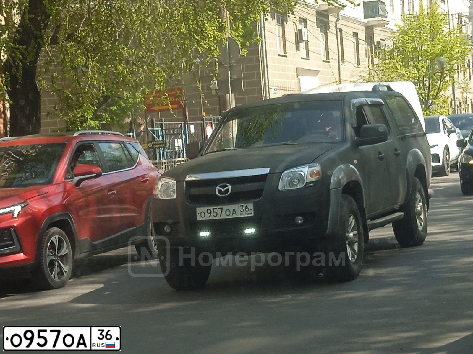 Фото автомобиля MITSUBISHI LANCER, 2005 — госномер О957ОА36. Цвет: КРАСНЫЙ