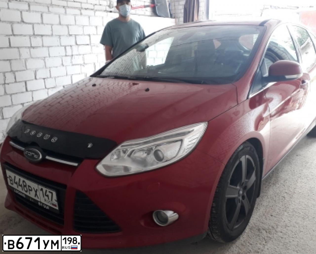 Фото автомобиля FORD FOCUS, 2012 — госномер Р356РК198. Цвет: Красный