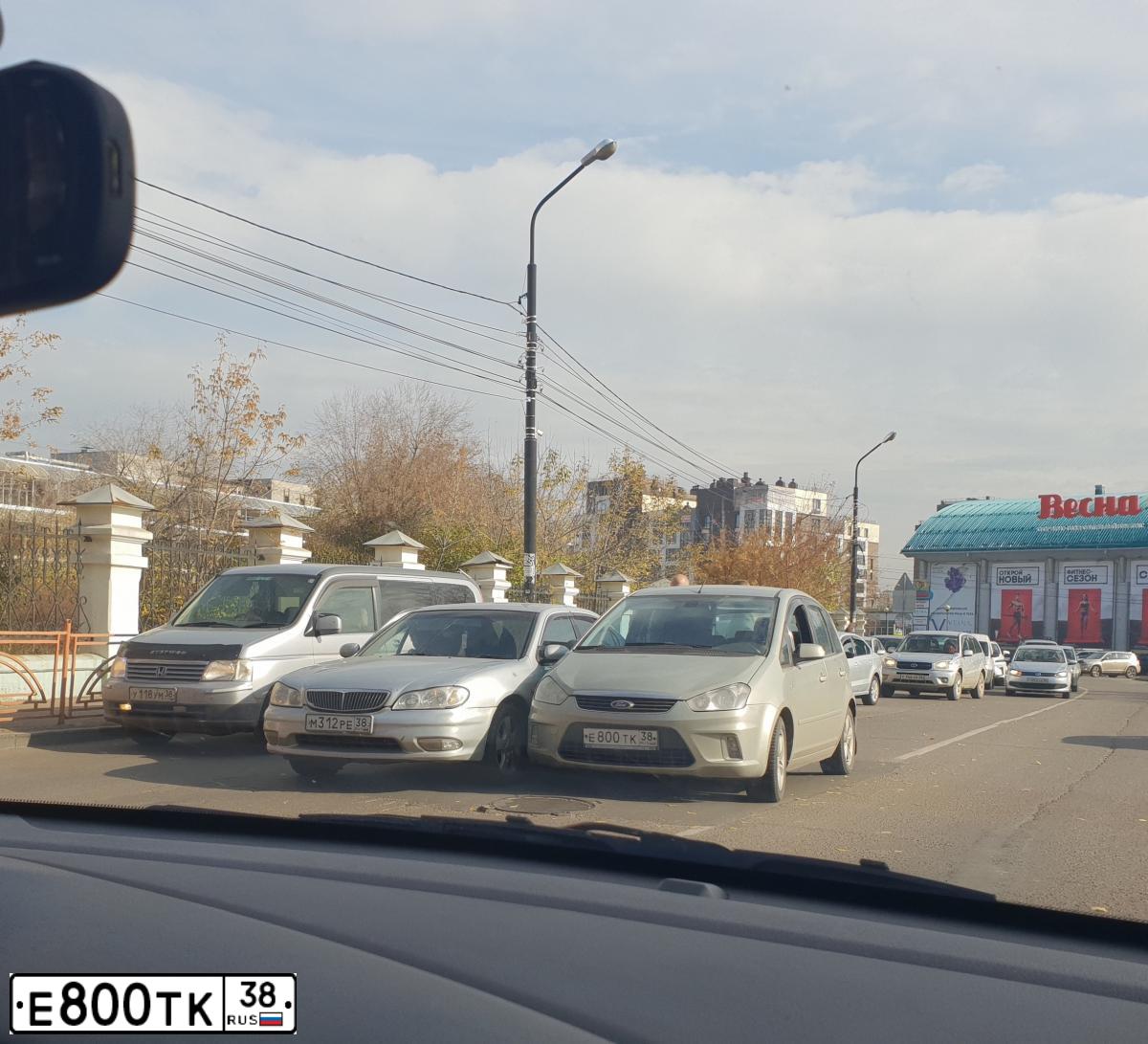 Фото автомобиля FORD FOCUS C-MAX, 2008 — госномер Е800ТК38. Цвет: БЕЖЕВЫЙ