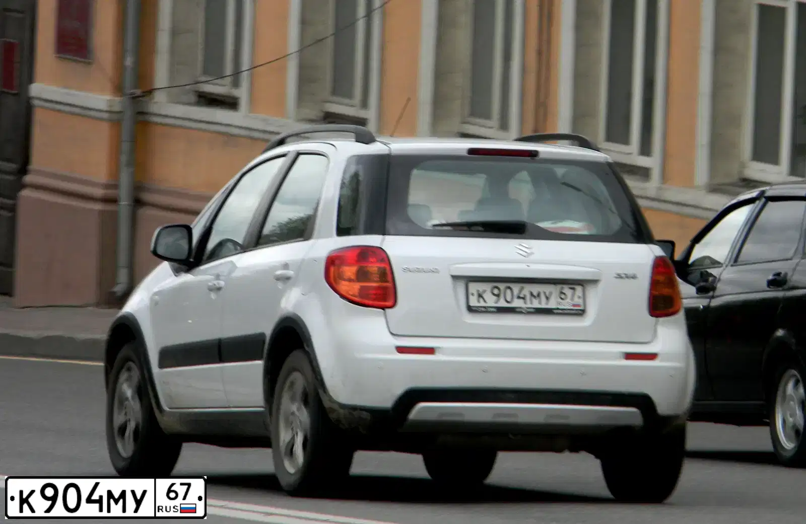 Фото автомобиля SUZUKI SX 4, 2012 — госномер В825ТМ190. Цвет: Белый