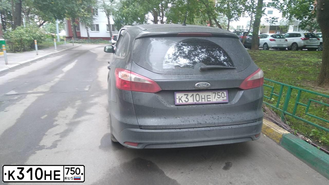 Фото автомобиля FORD FOCUS, 2013 — госномер К310НЕ750. Цвет: ЧЕРНЫЙ