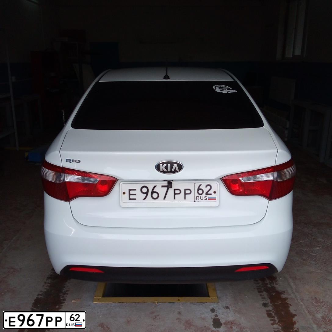 Фото автомобиля KIA RIO, 2013 — госномер Е967РР62. Цвет: Белый