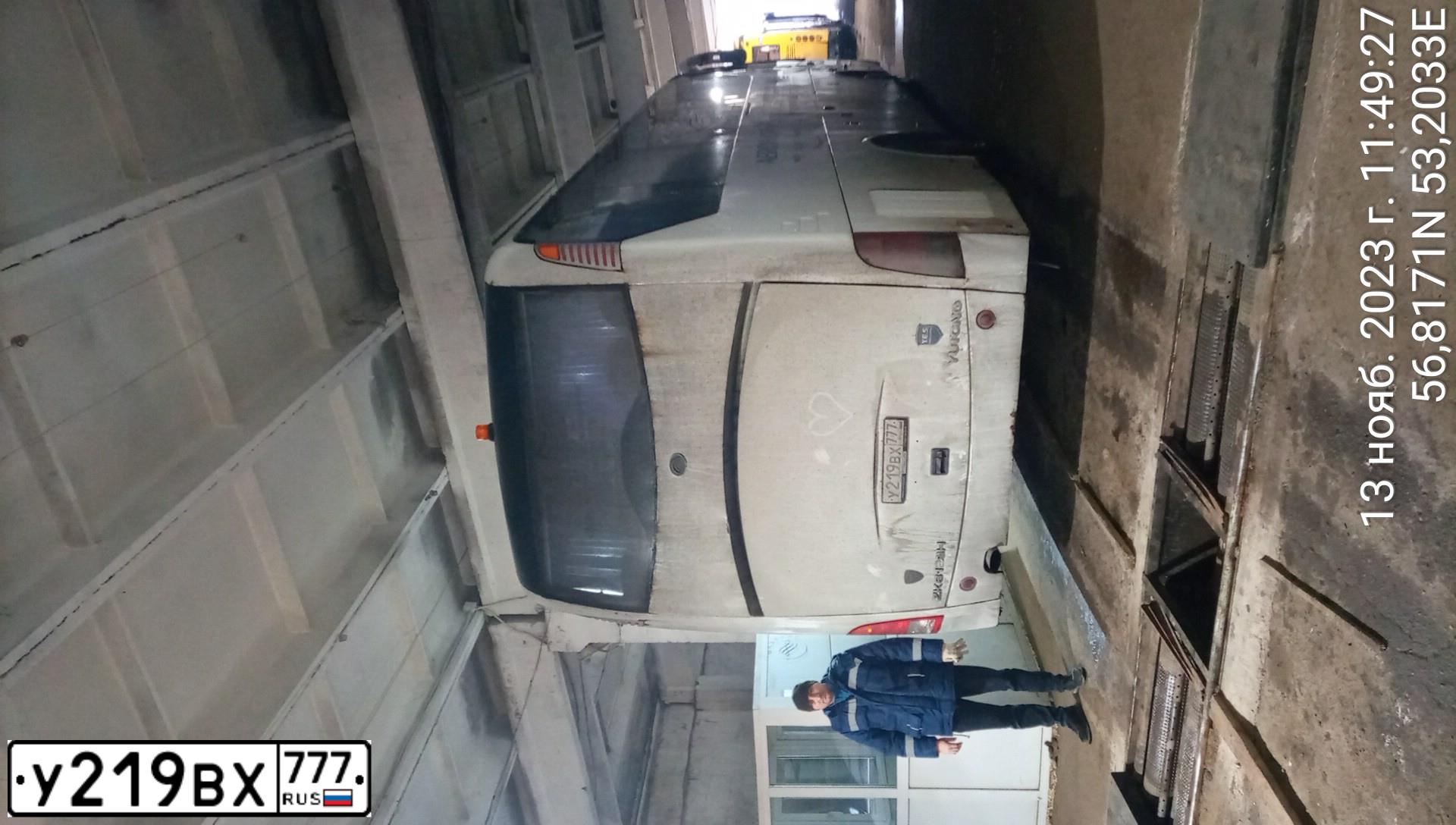 Фото автомобиля YUTONG ZK6129H, 2012 — госномер Е641АУ18. Цвет: Белый
