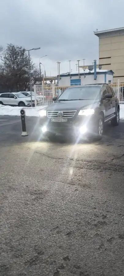 Фото автомобиля VOLKSWAGEN TOUAREG, 2004 — госномер К937ХР33. Цвет: ЧЕРНЫЙ