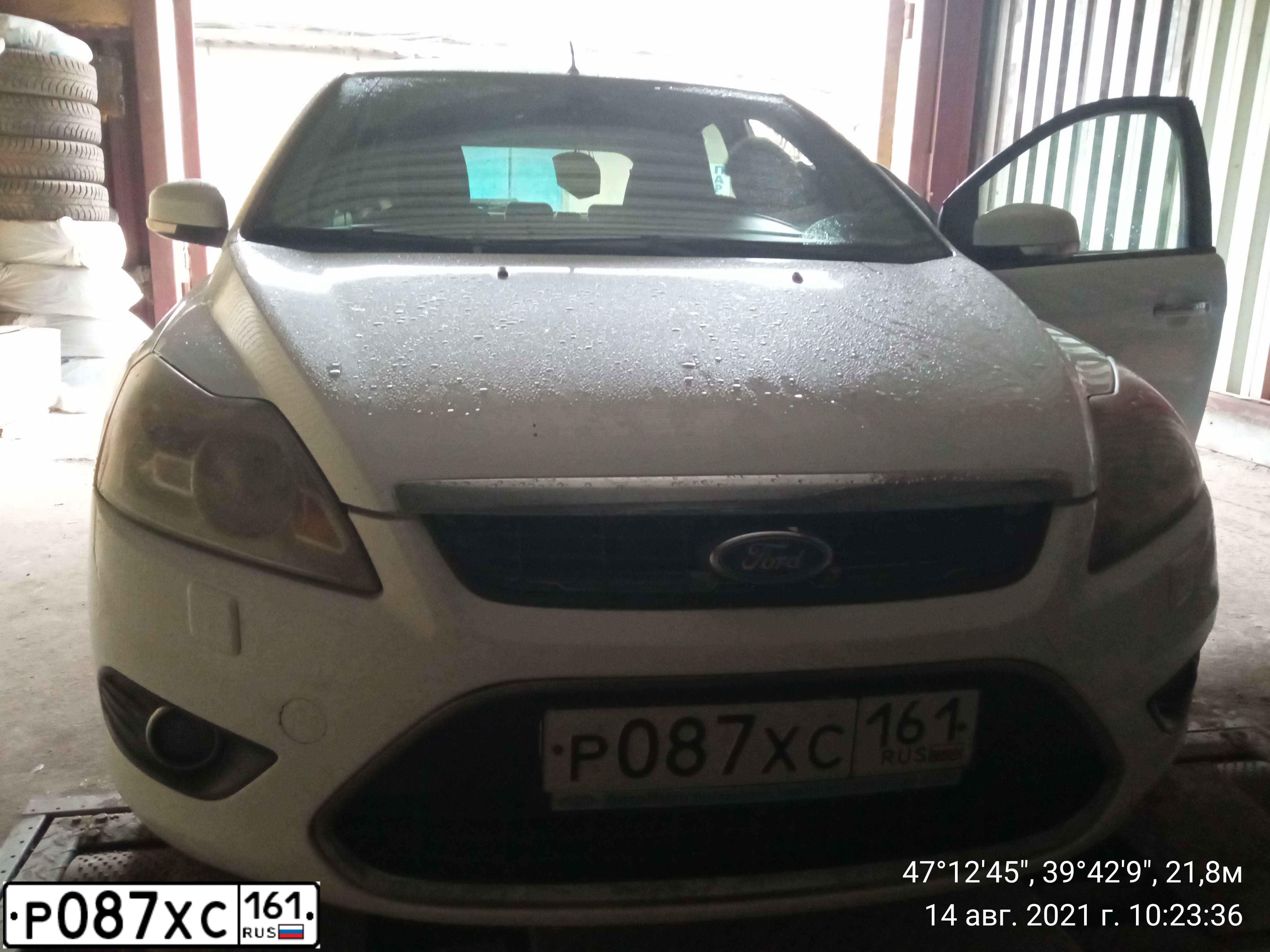Фото автомобиля FORD FOCUS, 2008 — госномер О050КС161. Цвет: Белый
