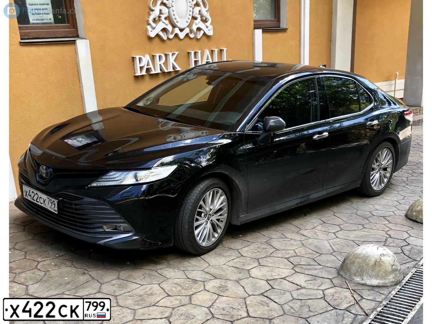 Фото автомобиля TOYOTA CAMRY, 2019 — госномер Х422СК799. Цвет: ЧЕРНЫЙ
