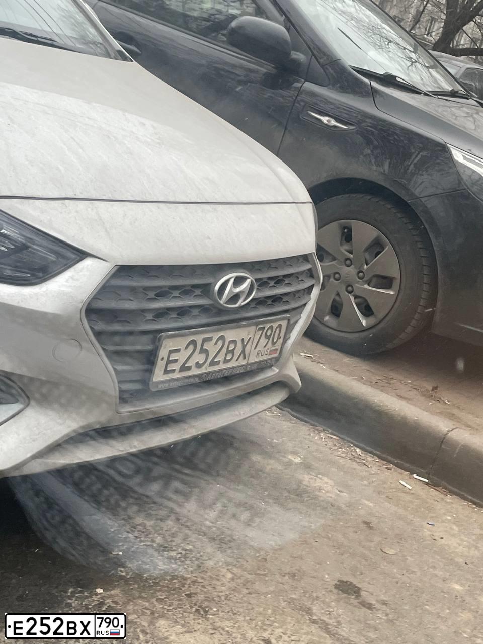Фото автомобиля HYUNDAI SOLARIS, 2019 — госномер Е252ВХ790. Цвет: СЕРЫЙ