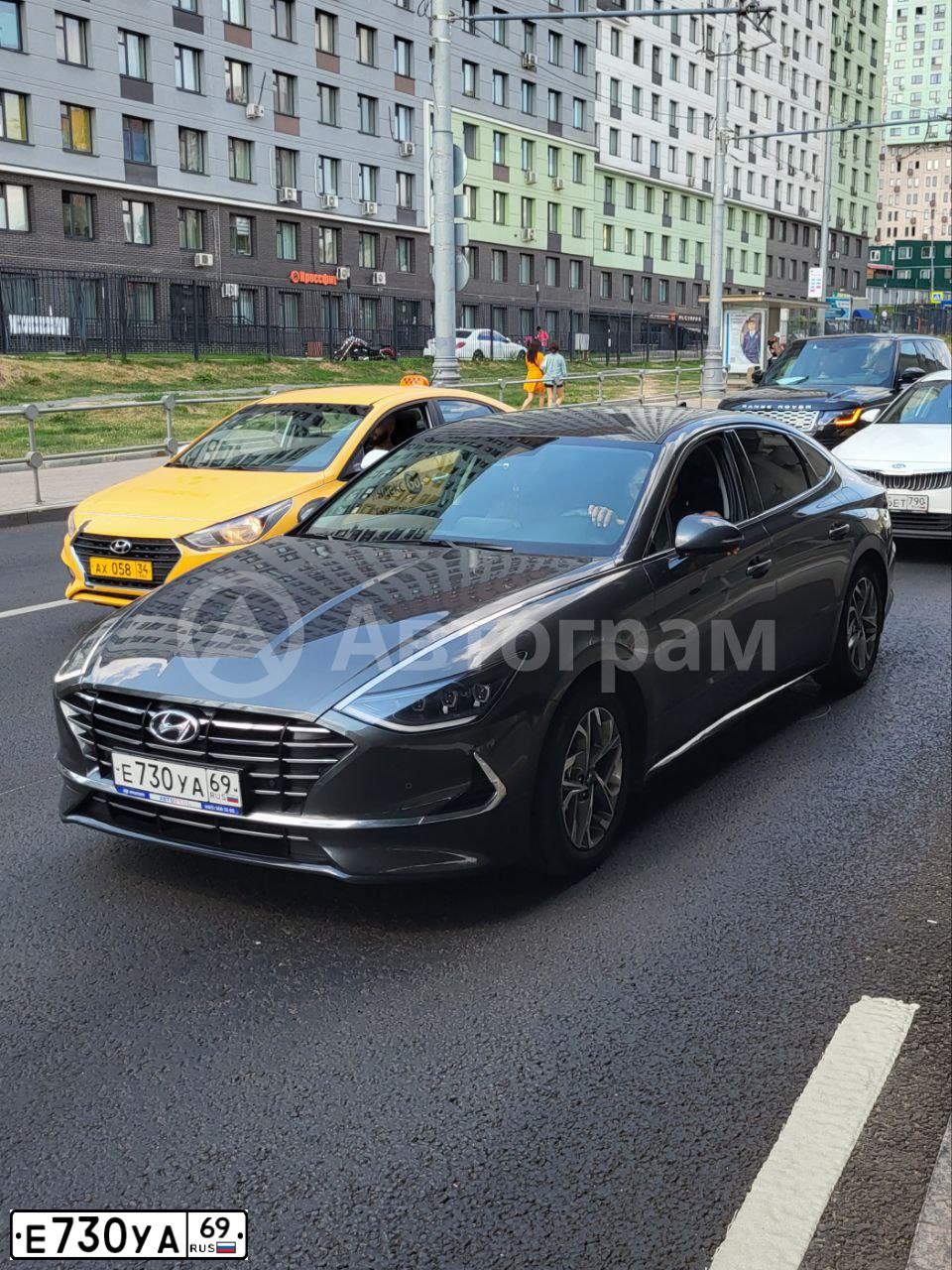 Фото автомобиля HYUNDAI SONATA, 2021 — госномер Е730УА69. Цвет: СЕРЫЙ