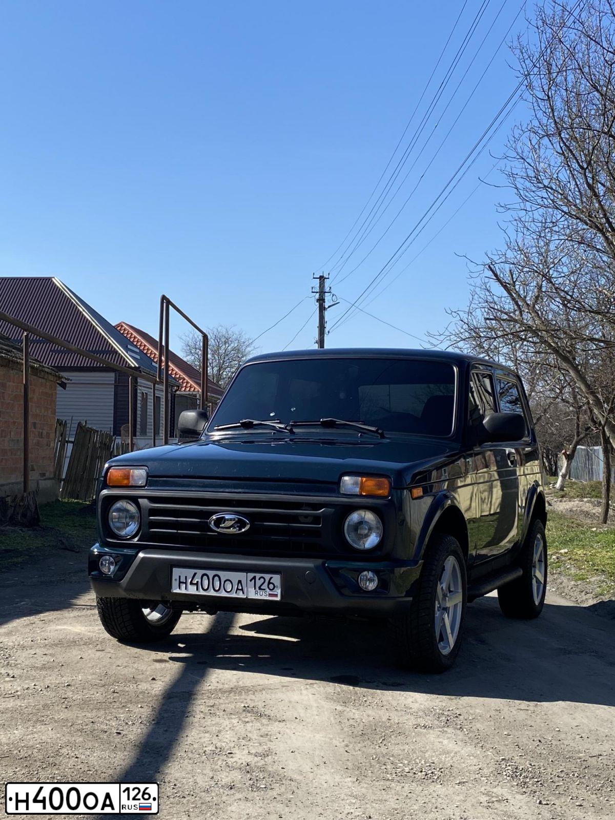 Фото автомобиля LADA 2121 NIVA, 2017 — госномер Н764КО126. Цвет: ТЕМНО-ЗЕЛЕН.