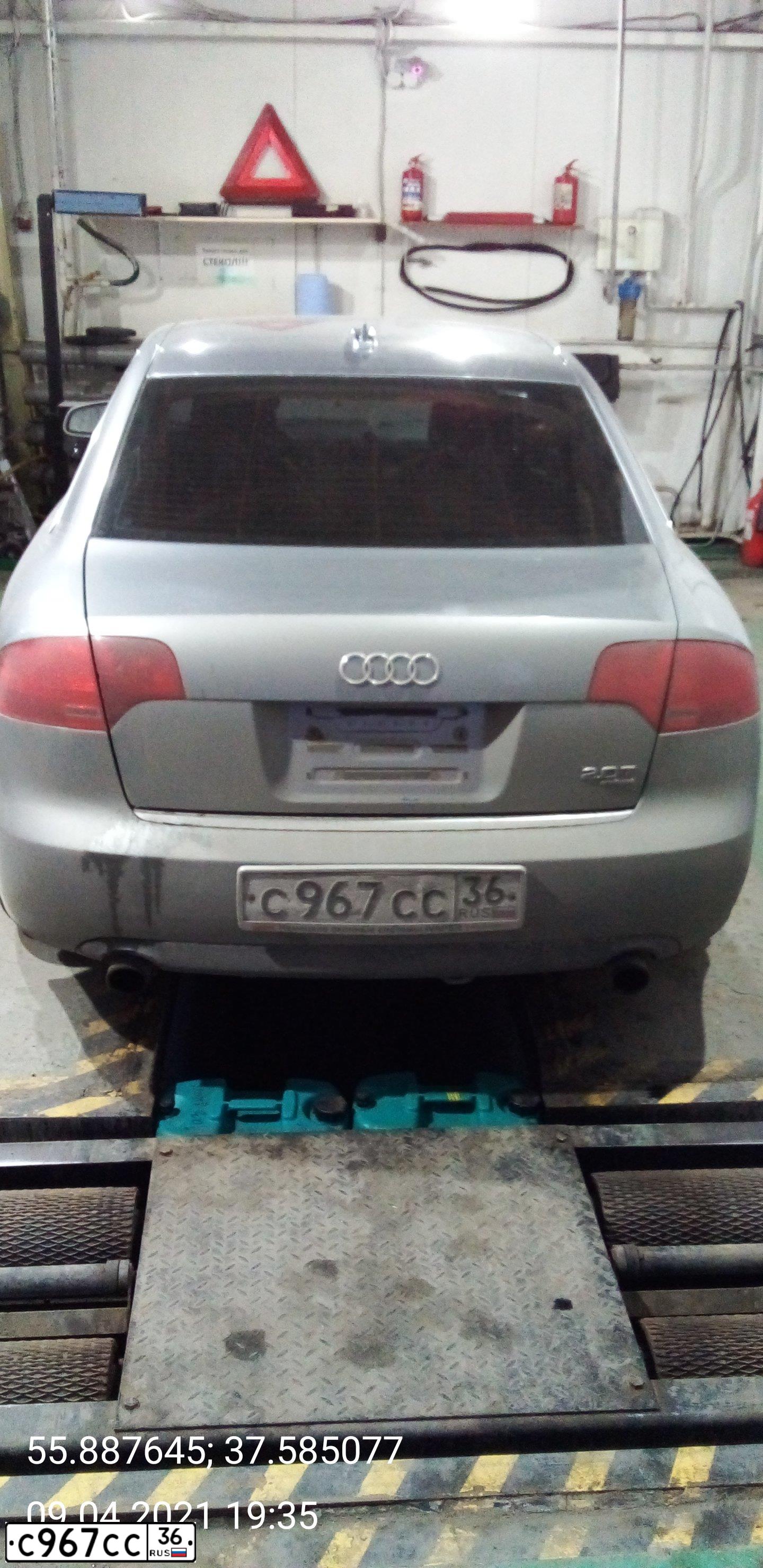 Фото автомобиля AUDI A4, 2005 — госномер К133КК36. Цвет: СЕРЫЙ