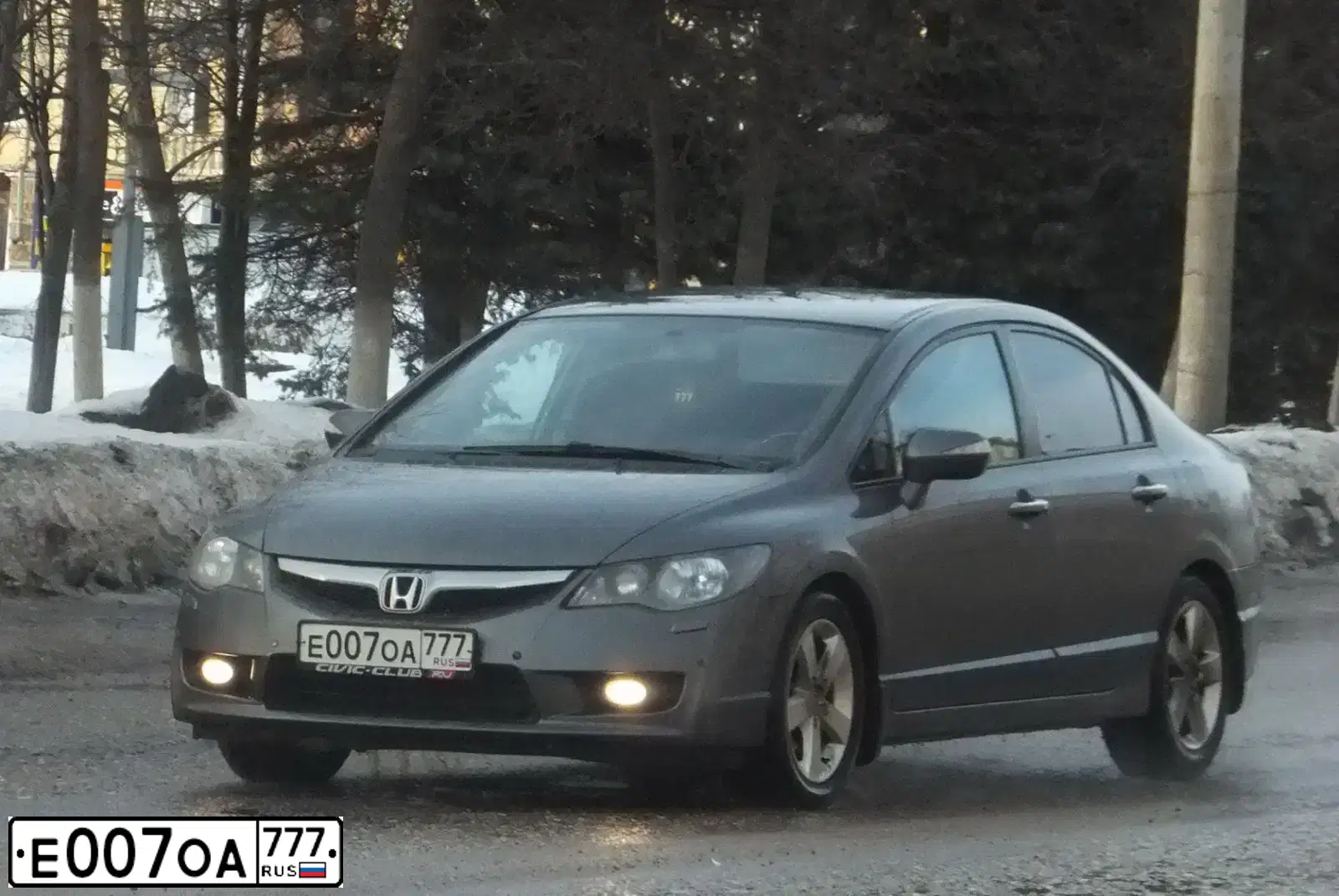 Фото автомобиля HONDA CIVIC, 2010 — госномер Р112ОО716. Цвет: СЕРЫЙ