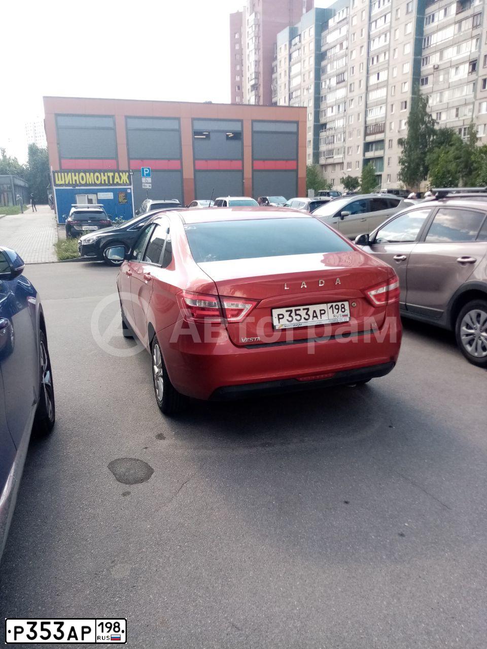 Фото автомобиля LADA VESTA, 2016 — госномер Р353АР198. Цвет: Красный