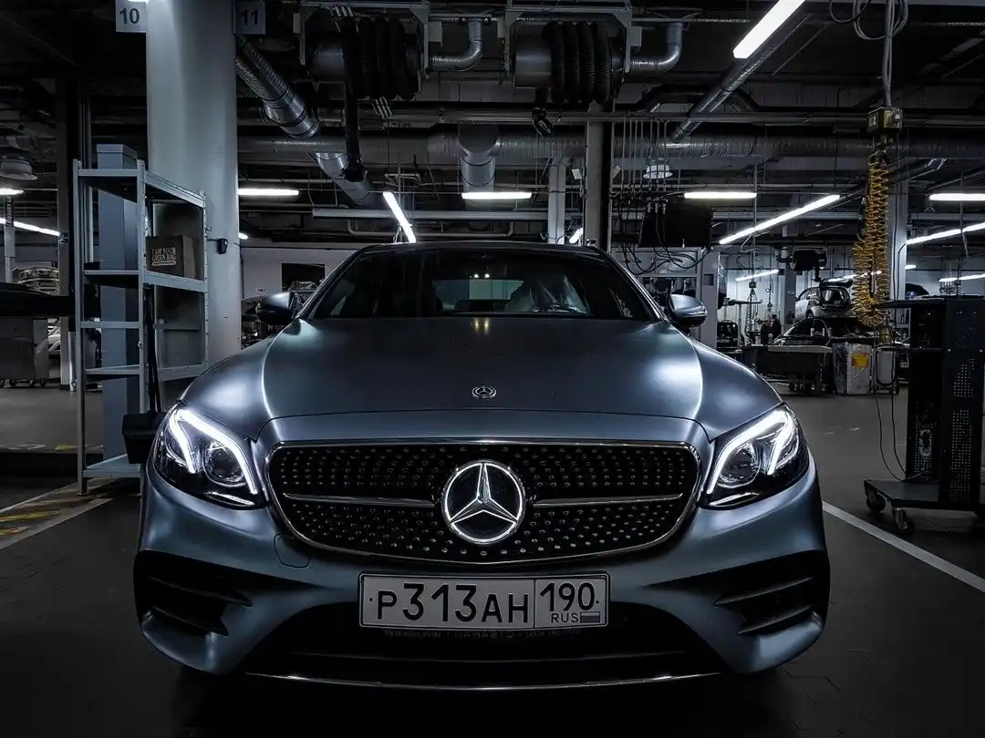 Фото автомобиля MERCEDES E-KLASSE, 2010 — госномер В670ВМ774. Цвет: Белый черный 
