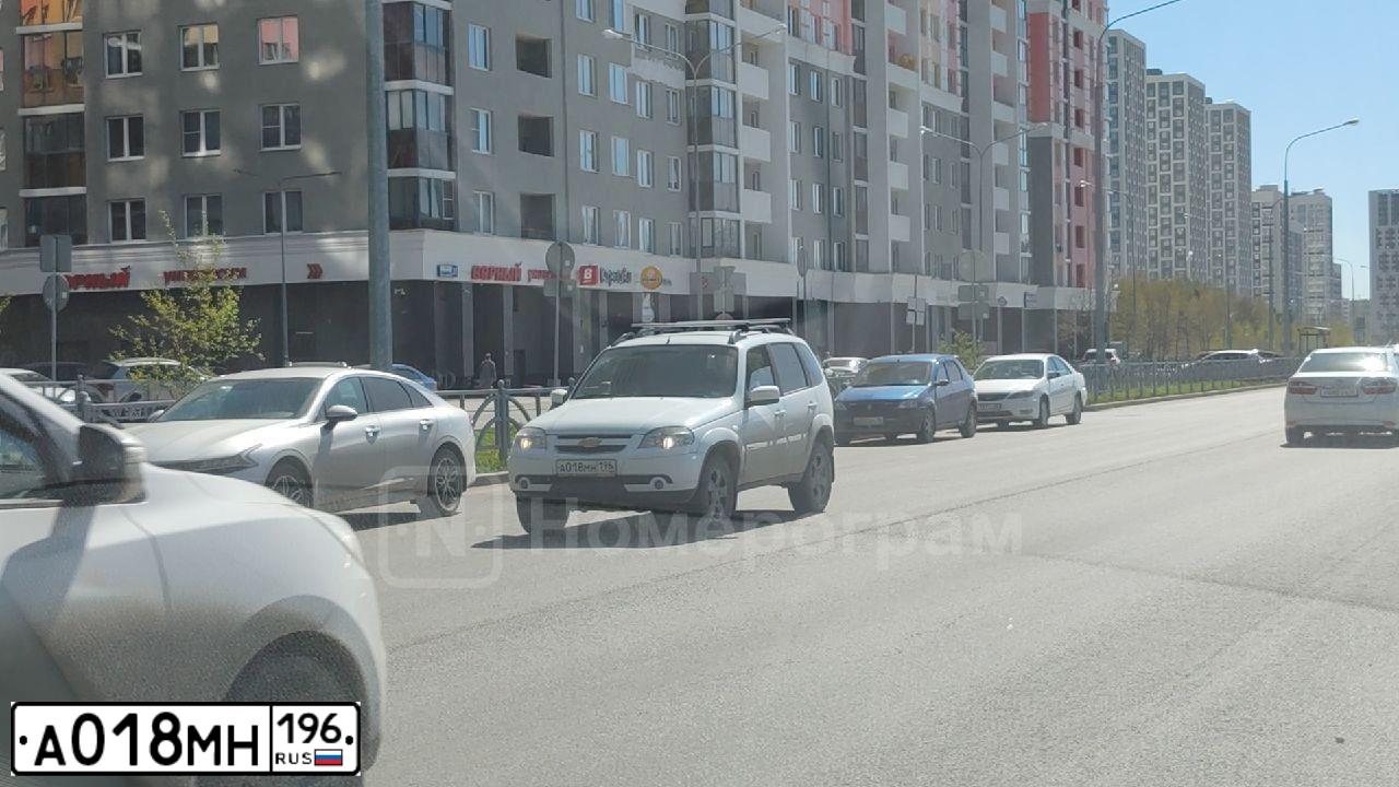 Фото автомобиля CHEVROLET NIVA, 2013 — госномер А018МН196. Цвет: БЕЛЫЙ