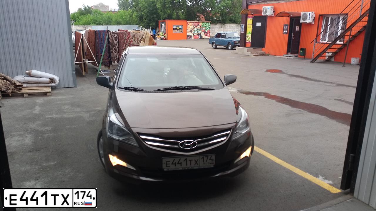 Фото автомобиля HYUNDAI SOLARIS, 2016 — госномер Е441ТХ74. Цвет: КОРИЧНЕВЫЙ