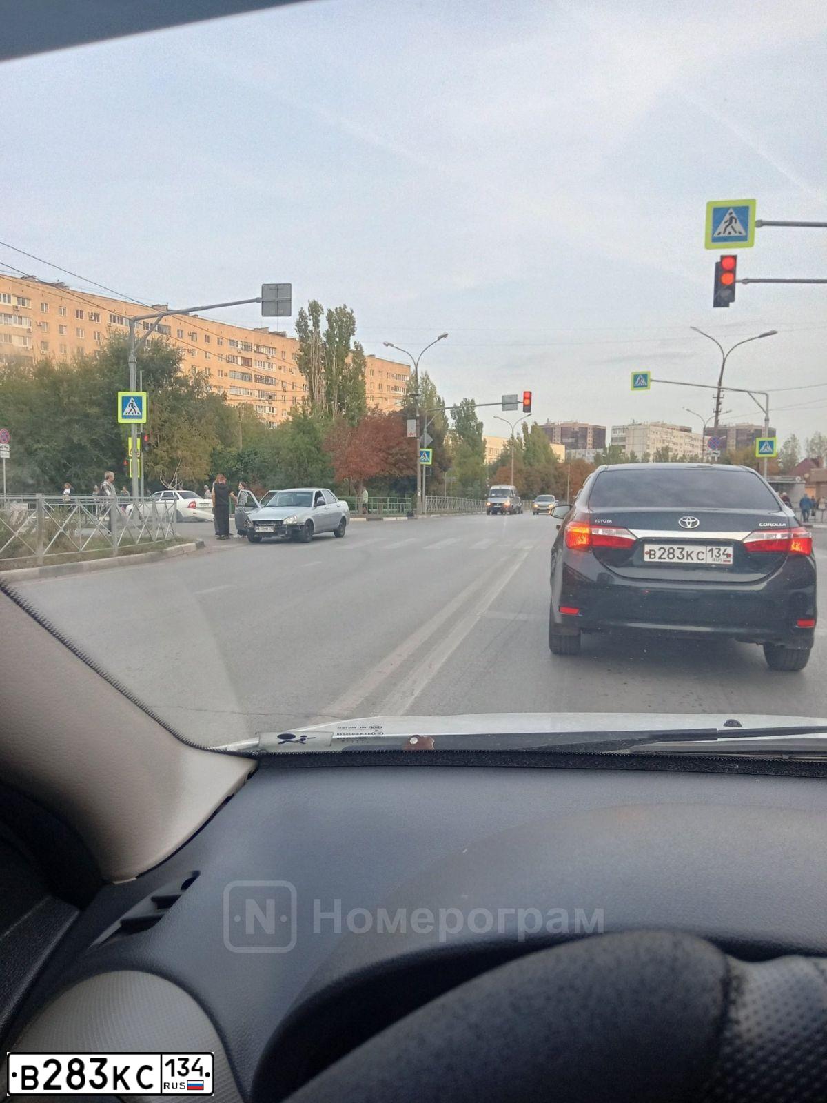 Фото автомобиля TOYOTA COROLLA, 2014 — госномер В283КС134. Цвет: ТЕМНО СЕРЫЙ