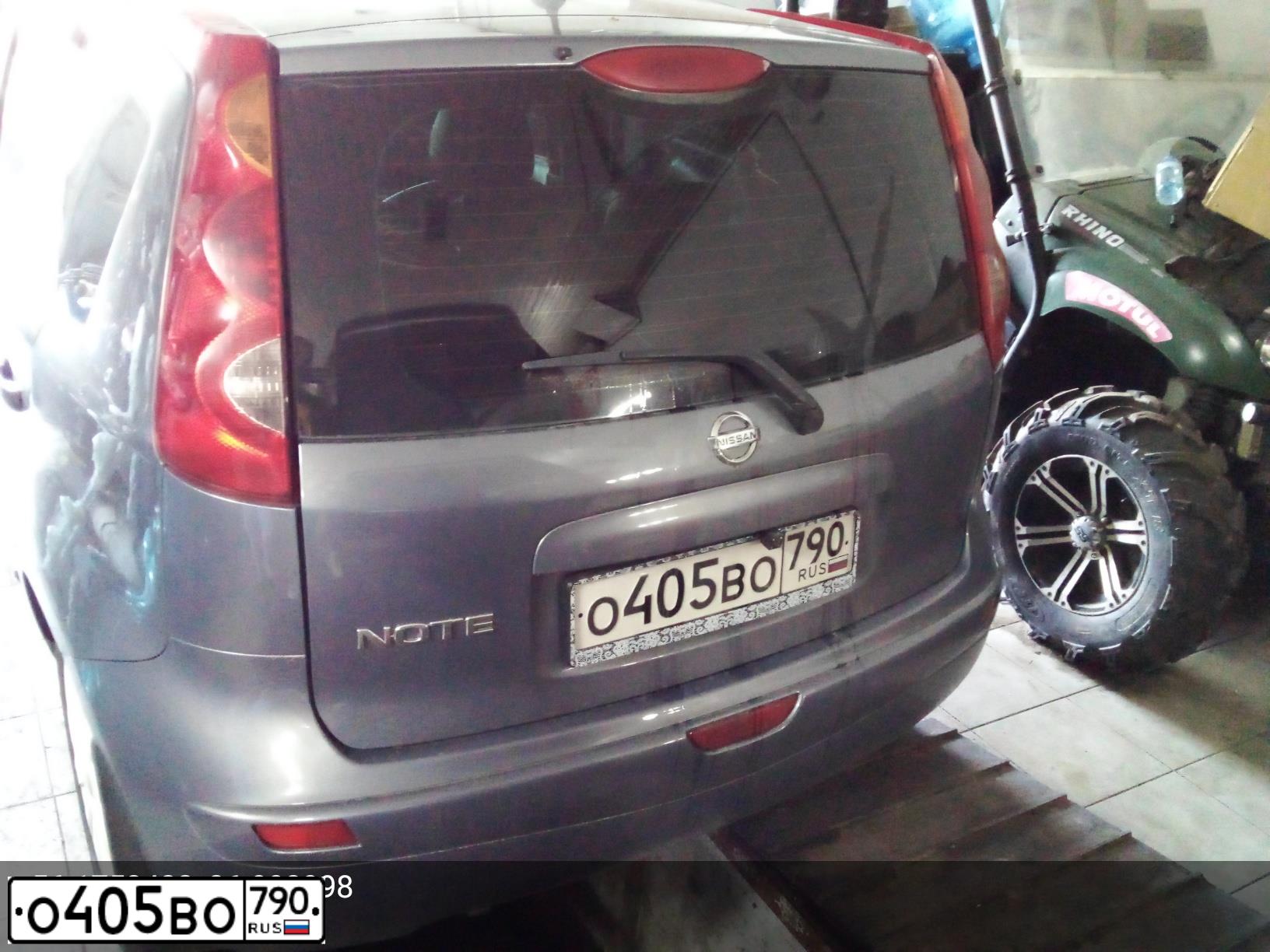 Фото автомобиля NISSAN NOTE, 2008 — госномер О405ВО790. Цвет: СЕРЫЙ
