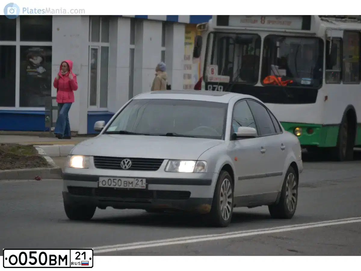 Фото автомобиля VOLKSWAGEN PASSAT, 1998 — госномер О050ВМ21. Цвет: серебристый