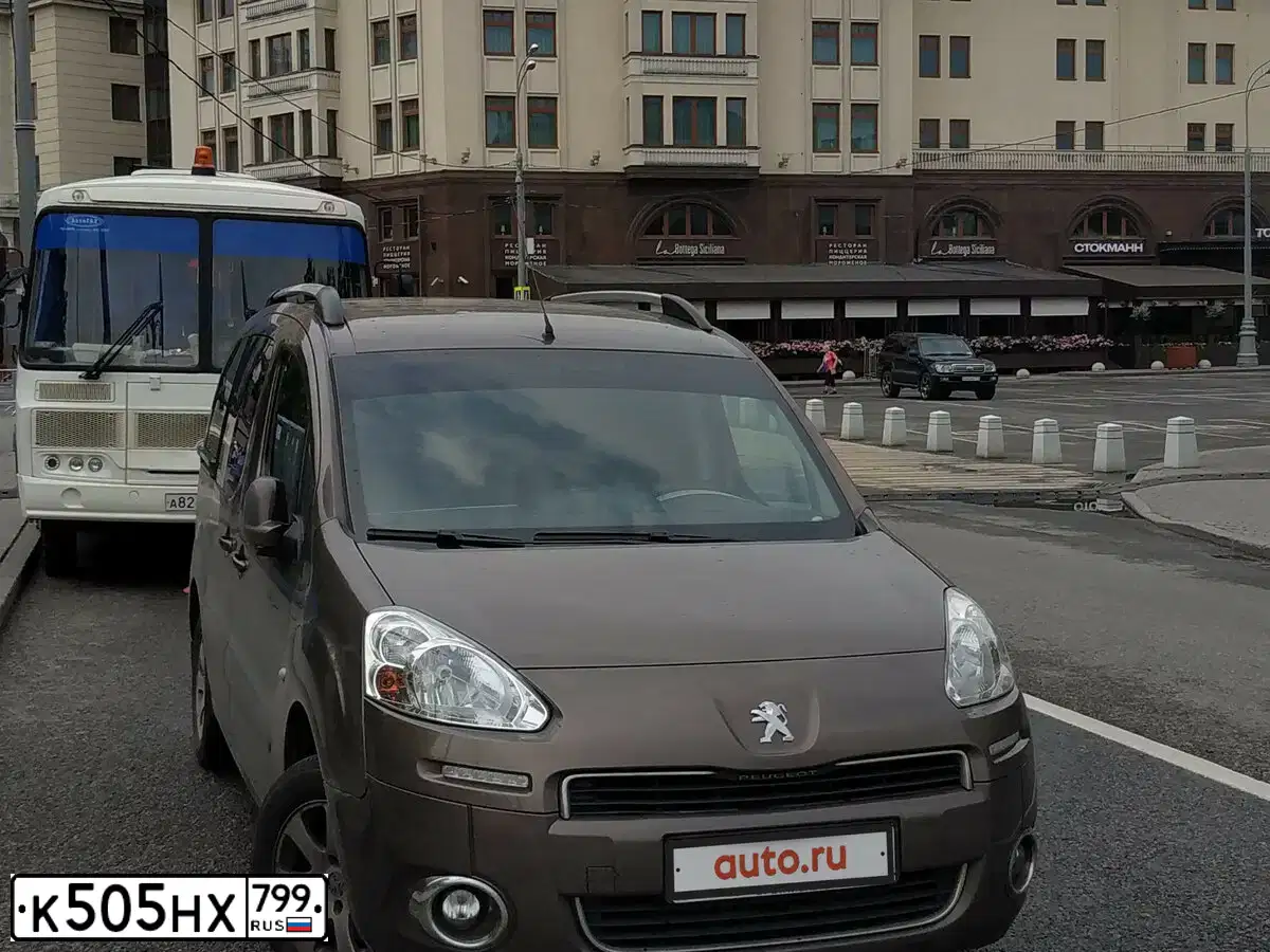 Фото автомобиля PEUGEOT PARTNER, 2014 — госномер М579КУ790. Цвет: СВЕТЛО-КОРИЧНЕВЫЙ