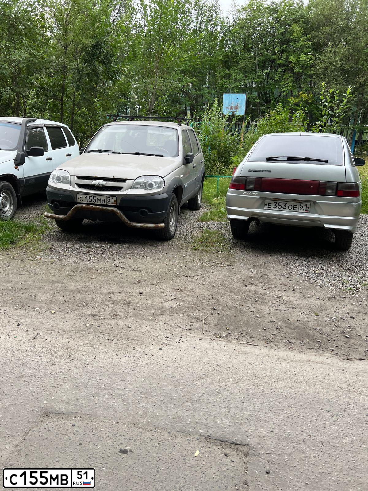 Фото автомобиля CHEVROLET NIVA, 2011 — госномер С155МВ51. Цвет: СЕРО-КОРИЧНЕВЫЙ МЕТАЛЛИК
