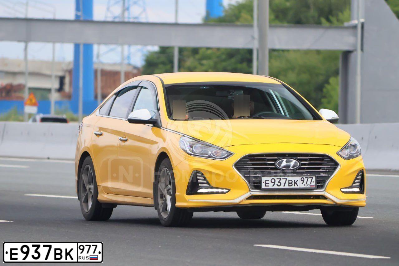 Фото автомобиля HYUNDAI SONATA, 2019 — госномер Е937ВК977. Цвет: ЖЕЛТЫЙ