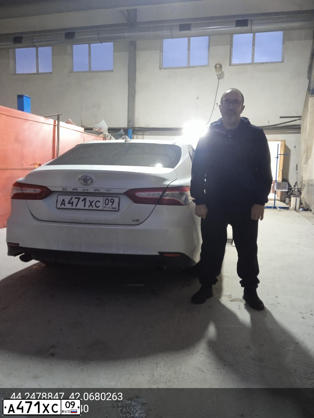 Фото автомобиля TOYOTA CAMRY, 2018 — госномер В533ХУ09. Цвет: БЕЛЫЙ ПЕРЛАМУТР